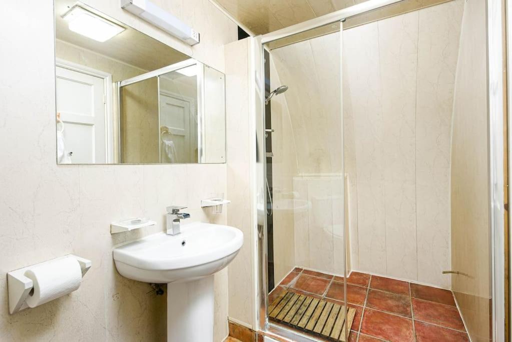 Unique 1 Bedroom Apartment-Bath Eksteriør billede
